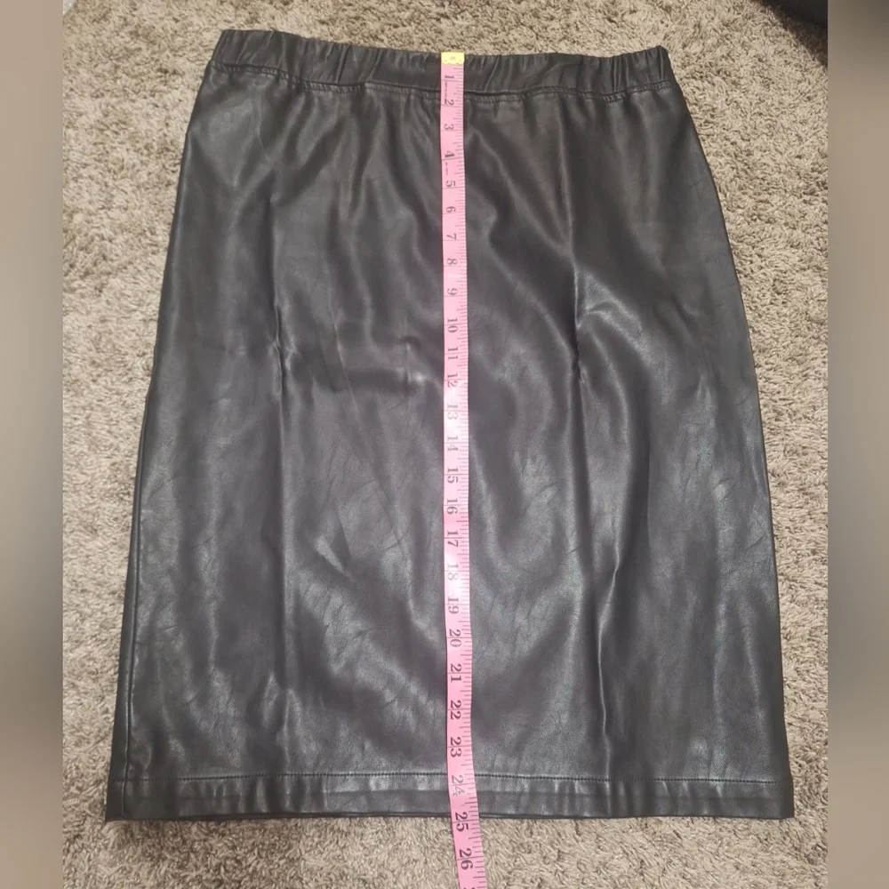 Joan Rivers Faux Leather Classic Black Pencil Skirt - M